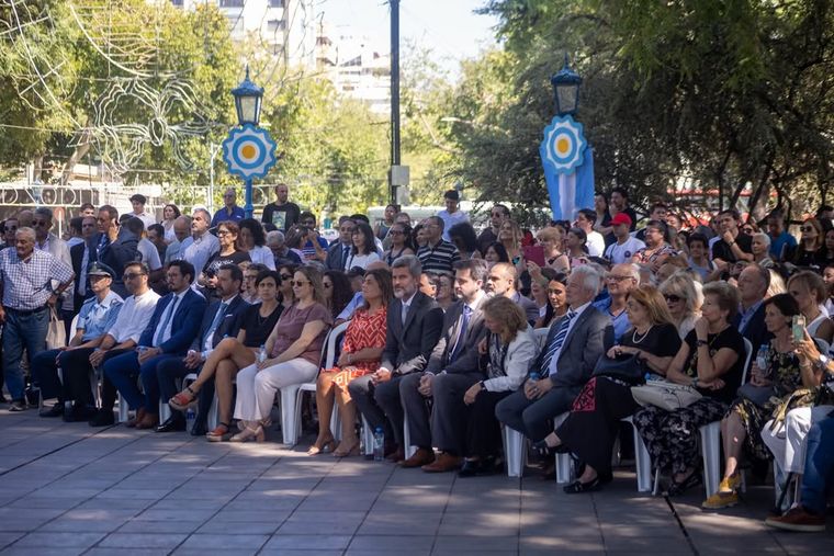 Decenas de mendocinos y turistas presenciaron los festejos del aniversario de la Ciudad de Mendoza. Decenas de mendocinos y turistas presenciaron los festejos del aniversario de la Ciudad de Mendoza.