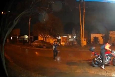 El momento en el que el policía de civil dispara contra el motochorro Foto: Noticias Argentinas