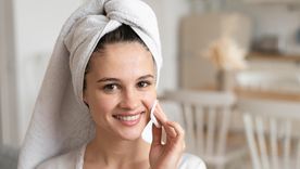 Este truco con una cuchara fría te salva de una mirada cansada. Foto: Freepik