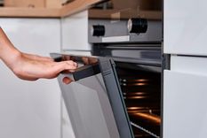 La mezcla natural que ayuda a eliminar la grasa adherida al cristal del horno.