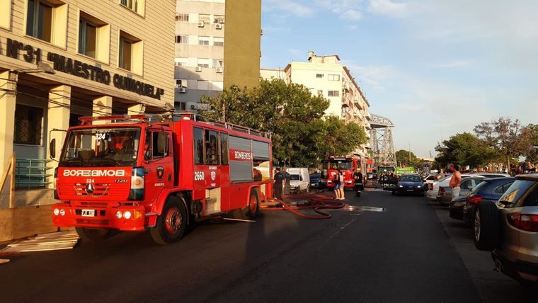 Los bomberos sofocaron el incendio y asistieron a los afectados