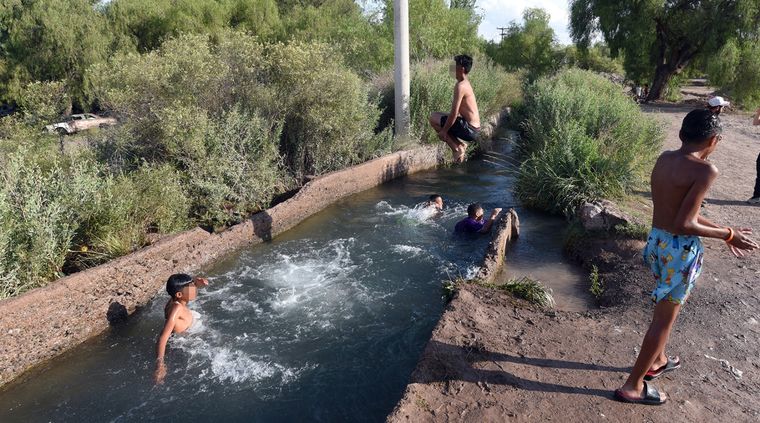 A pesar de la prohibición de bañarse en cauces de riego, muchos optan por sumergirse para hacer frente al calor Foto: Archivo MDZ