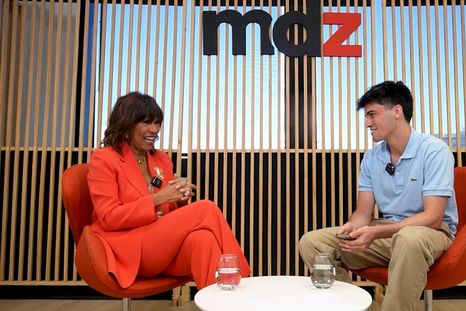 Anama Ferreira charla con un estadounidense sobre ser extranjero en Argentina. Anama Ferreira charla con un estadounidense sobre ser extranjero en Argentina.