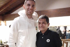 Dibu Martínez junto al mozo que lo atendió Foto: Parrilla Ayacucho