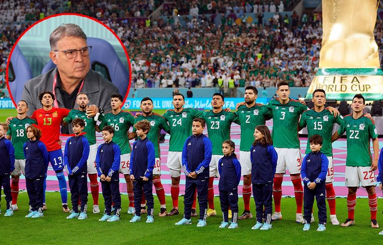 El Tata Martino vivió muy serio y callado el himno de México, en el partido contra Argentina, mientras que Funes Mori lo cantó. Foto: EFE