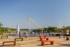 Las Cataratas del Iguazú atraen visitantes durante todo el año, pero el invierno ofrece temperaturas especialmente agradables para recorrer la región.