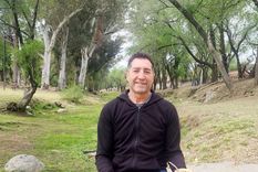 Alejandro Rial dejó atrás su vida como conductor y hoy está instalado en las sierras cordobesas. Es autor de los libros ¡Mas amor, por favor! y ¡Necesito un cambio Ya! Foto: Gabriela Yalangozian / MDZ