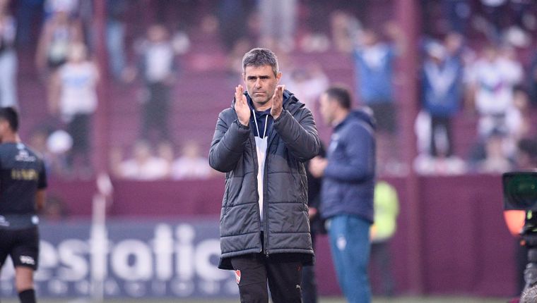 Julio Vaccari le pidió a la dirigencia de Independiente que traigan refuerzos. Foto: Archivo