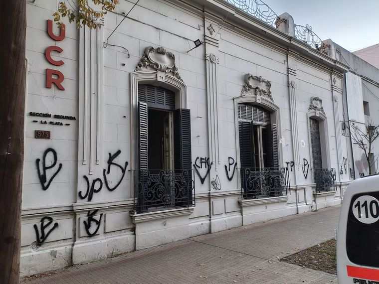 La militancia peronista continúa con sus ataques antidemocráticos a distintos edificios en varios puntos del país. La militancia peronista continúa con sus ataques antidemocráticos a distintos edificios en varios puntos del país.