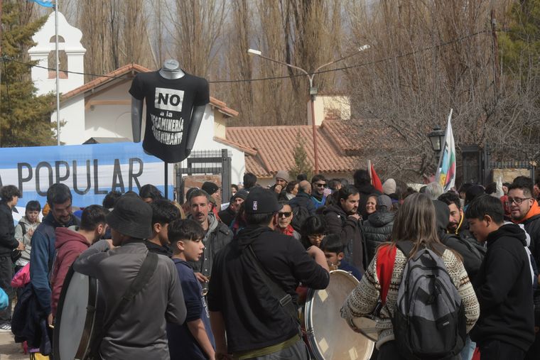 En la audiencia paralela de Uspallata participaron unas 2.500 personas. En la audiencia paralela de Uspallata participaron unas 2.500 personas.