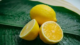 Este truco con limón congelado puede mejorar tu cocina y tu heladera.