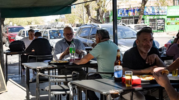 Comensales en la vereda. Comensales en la vereda.