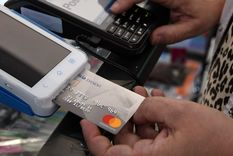 Mantenerse al tanto de las normativas y actuar con previsión serán claves para evitar contratiempos y garantizar el uso continuo de los servicios financieros Foto: ALF PONCE MERCADO / MDZ