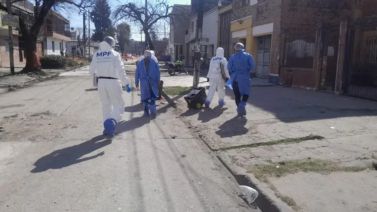 Investigan las muertes de un hombre de 8 años y su hijo Investigan las muertes de un hombre de 8 años y su hijo