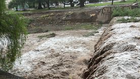 La tormenta de este sábado generó que tres vehículos fueran llevados por el agua en Godoy Cruz. Debió intervenir Defensa Civil. (Imagen ilustrativa) La tormenta de este sábado generó que tres vehículos fueran llevados por el agua en Godoy Cruz. Debió intervenir Defensa Civil. (Imagen ilustrativa)