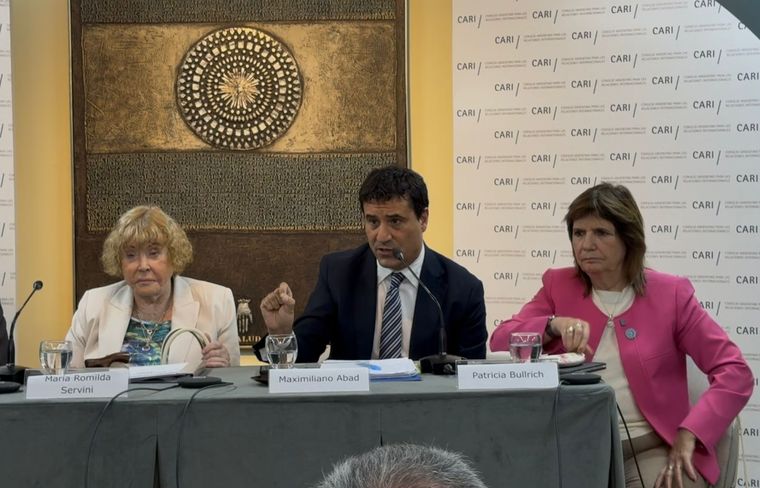 Servini como testigo de una dupla que nunca cortó las relaciones. Abad y Bullrich ahora comparten el ámbito del Senado de la Nación Servini como testigo de una dupla que nunca cortó las relaciones. Abad y Bullrich ahora comparten el ámbito del Senado de la Nación