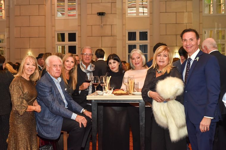 Una noche de amigos para celebrar con sentimiento italiano. Una noche de amigos para celebrar con sentimiento italiano.