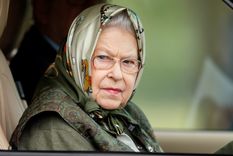 ¿en que autos lujosos anda la reina isabel ii?