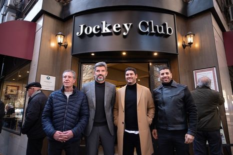Ulpiano Suarez junto a los Alonso, propietarios del emblemático lugar. Foto: Gentileza