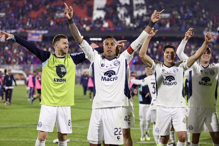 Sebastián Villa, capitán y abanderado en el triunfo de la Lepra para pasar a las semifinales de la Copa Argentina.&nbsp;