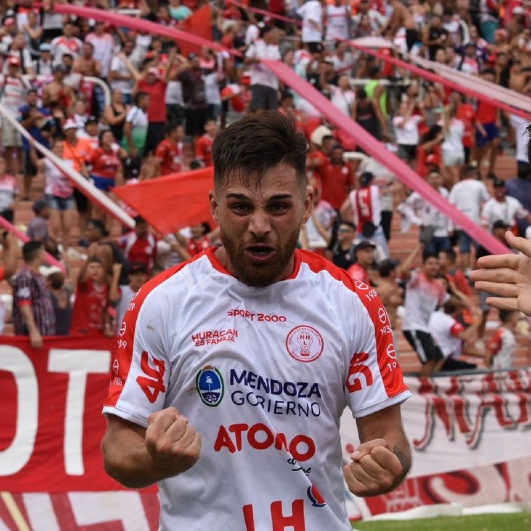 Peñaloza celebra el gol de la victoria. Foto: Prensa Huracán