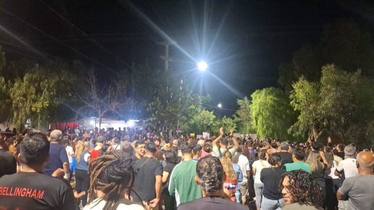 Vecinos reclamaron por la situación del comerciante detenido.