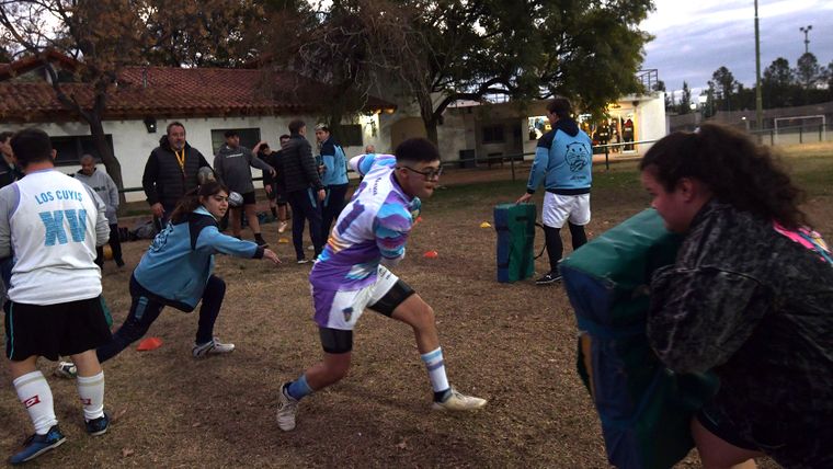 Los Cuyis entrenando en el Liceo Rugby Club.