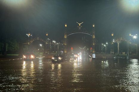 Las calles de Mendoza repletas de agua, una imagen que se repitió en las últimas tormentas que sacudieron a la provincia. Las calles de Mendoza repletas de agua, una imagen que se repitió en las últimas tormentas que sacudieron a la provincia.