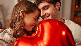 Las personas de estos signos del horóscopo chino se verán beneficias en el amor durante el año de la serpiente. Foto: Shutterstock