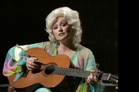 Dolly Parton interpretó Coat of Many Colors en un programa de entrevistas de la BBC en 1979.