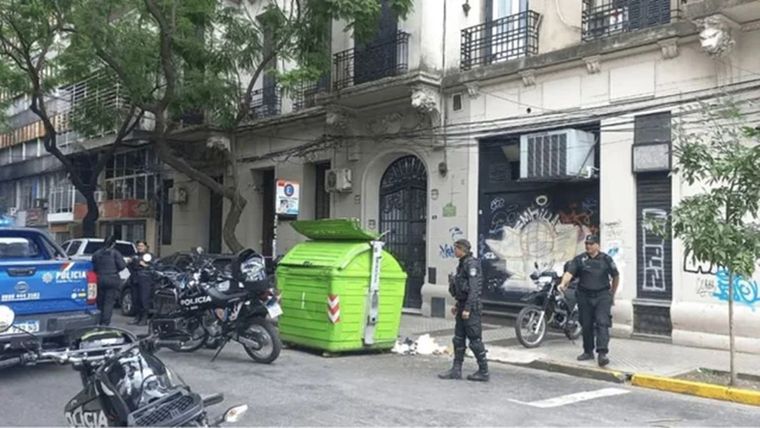 Un cartonero halló un antebrazo y la parte de una pierna dentro de uno de los contenedores.  Foto: NA