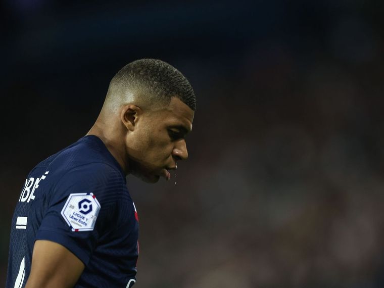 Mbappé se quedaría en el PSG pese a estar apartado del plantel Foto: EFE