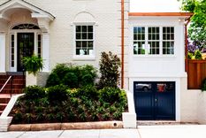 Hacer coincidir el color de la puerta de entrada con la puerta del garage mejora el exterior de la casa si el color elegido para ambos contrasta o es complementario con el color exterior general del inmueble. Foto: Ballard + Mensua Architecture