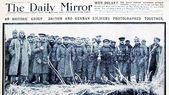 Una imagen histórica: soldados británicos y alemanes fotografiados juntos en plena tregua de la Gran Guerra durante la Navidad de 1914. Una imagen histórica: soldados británicos y alemanes fotografiados juntos en plena tregua de la Gran Guerra durante la Navidad de 1914.