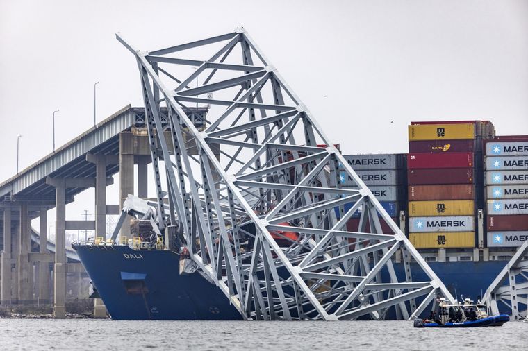 El portacontenedores procedente de Singapur impactó el martes contra uno de los pilares del puente Francis Scott  Key en el puerto de Baltimore, derribando la mole de acero. Foto: EFE