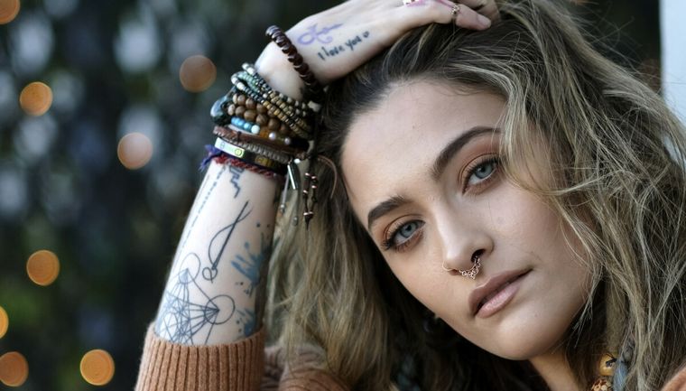 Paris Jackson muestra con la linterna del celular la perforación del tabique y advierte sobre el daño que le causaron las drogas.