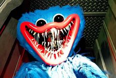 Huggy Wuggy se dedica a matar asfixiando con abrazos a quienes le ven