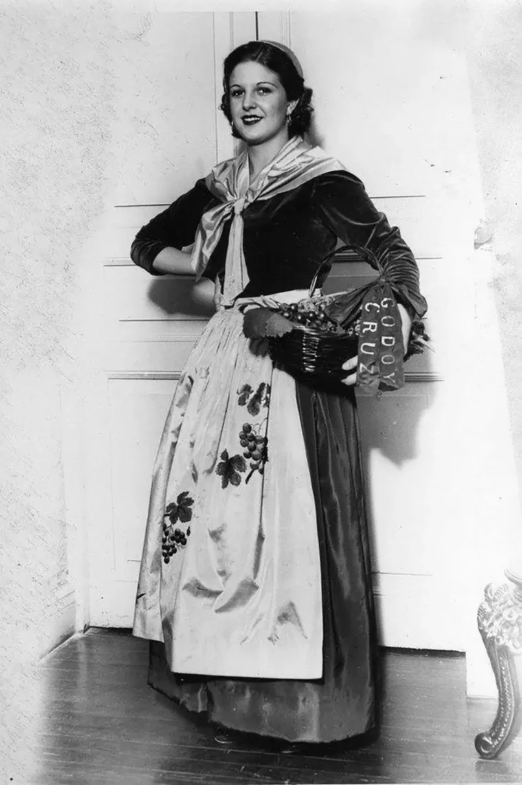 Delia Larrive Escudero representó a Godoy Cruzy y fue la primera reina de la Vendimia, coronada en 1936. Delia Larrive Escudero representó a Godoy Cruzy y fue la primera reina de la Vendimia, coronada en 1936.