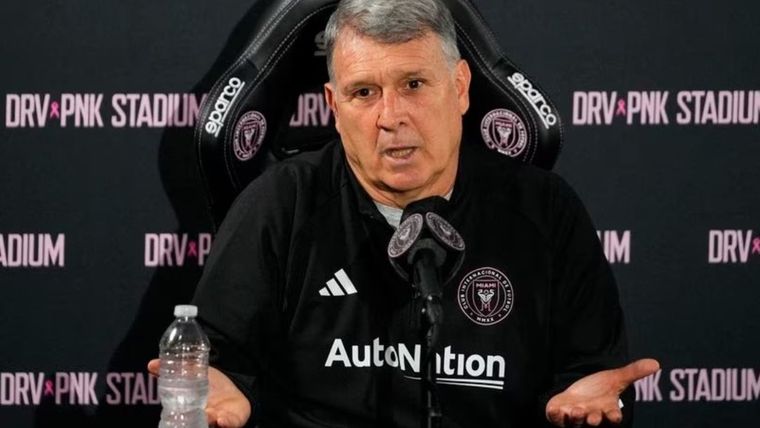 El Tata bromeó en la conferencia. Foto: @InterMiamiCF