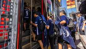 el clasico tambien se jugo en el transporte: colectivos cargados y el metrotranvia repleto de hinchas