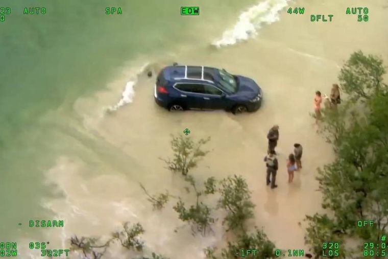 Se metió con su camioneta Nissan al mar para evitar ser arrestada