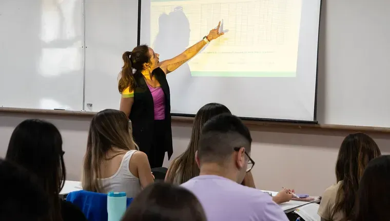 Existe marcado desafío para integrar inteligencia artificial, simulación digital y automatización en las aulas. Existe marcado desafío para integrar inteligencia artificial, simulación digital y automatización en las aulas.