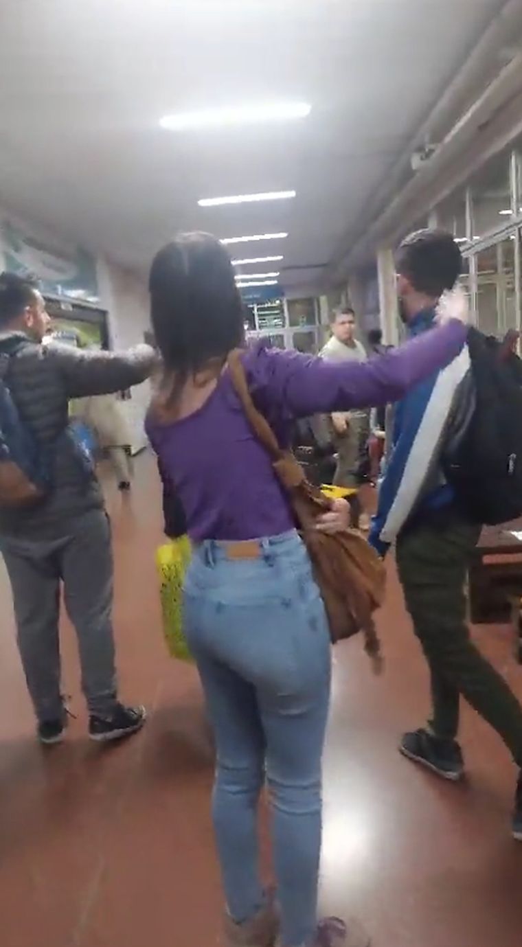 Militantes de izquierda increparon a los militantes de La Libertad Avanza Foto: Captura de pantalla