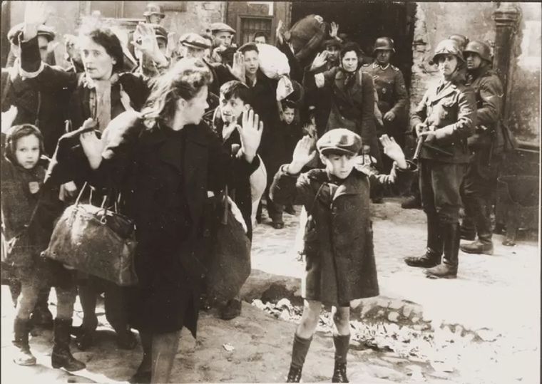 La icónica imagen del fin del sometimiento de los judíos del gueto de Varsovia fue tomada por los nazis. Foto: CORTESÍA MEMORIAL DE YAD VASHEM