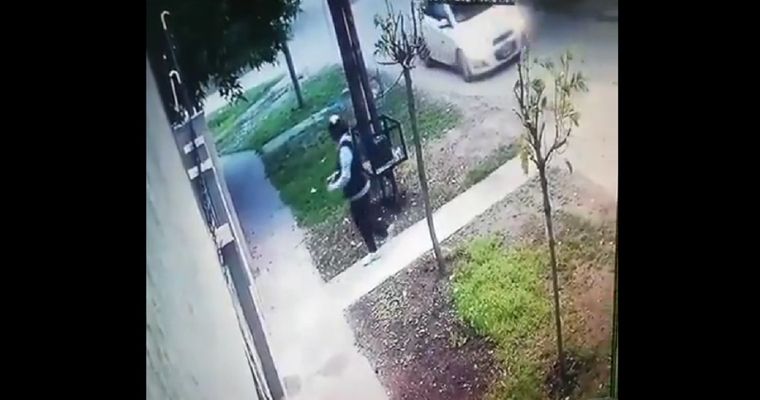 La mujer salió a sacar la basura y terminó luchando por su vida