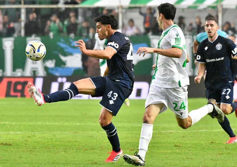 Fabrizio Sartori se lleva el balón frente a la marca de Santiago López García. La Lepra sumó un punto importante en su visita a Banfield.&nbsp;