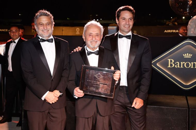 Cerca del centro del salón, un momento emotivo tomó protagonismo cuando el Dr. Pedro Cahn, Director Científico de Fundación Huésped y uno de sus fundadores, subió a recibir un reconocimiento por la labor de la institución. Cerca del centro del salón, un momento emotivo tomó protagonismo cuando el Dr. Pedro Cahn, Director Científico de Fundación Huésped y uno de sus fundadores, subió a recibir un reconocimiento por la labor de la institución.