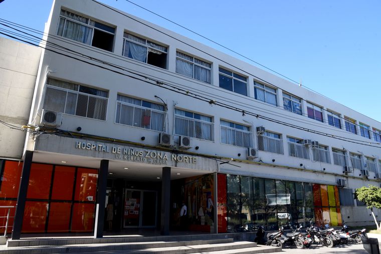 La niña fue hallada inconsiente y con signos de abuso sexual en el patio delantero de la casa de su abuela en Rosario.