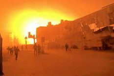 Un persona logró captar las enormes llamas que provocaron el ataque contra el hospital. Foto: Getty Images