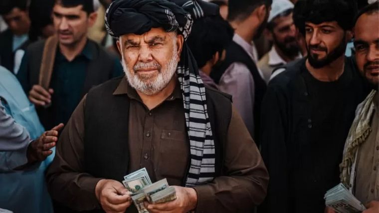 Un cambista ofrece dólares en un mercado de Kabul. Foto: GETTY IMAGES